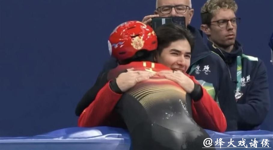 目睹孙龙冲过终点后，场边的刘少昂冲上去送上一个大拥抱