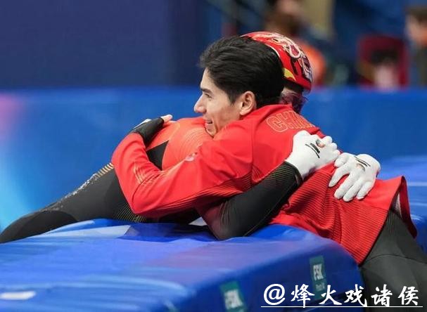 目睹孙龙冲过终点后，场边的刘少昂冲上去送上一个大拥抱